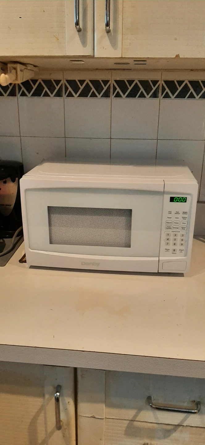 Danby Compact Countertop Microwave READ DESCRIPTION ON SIZE