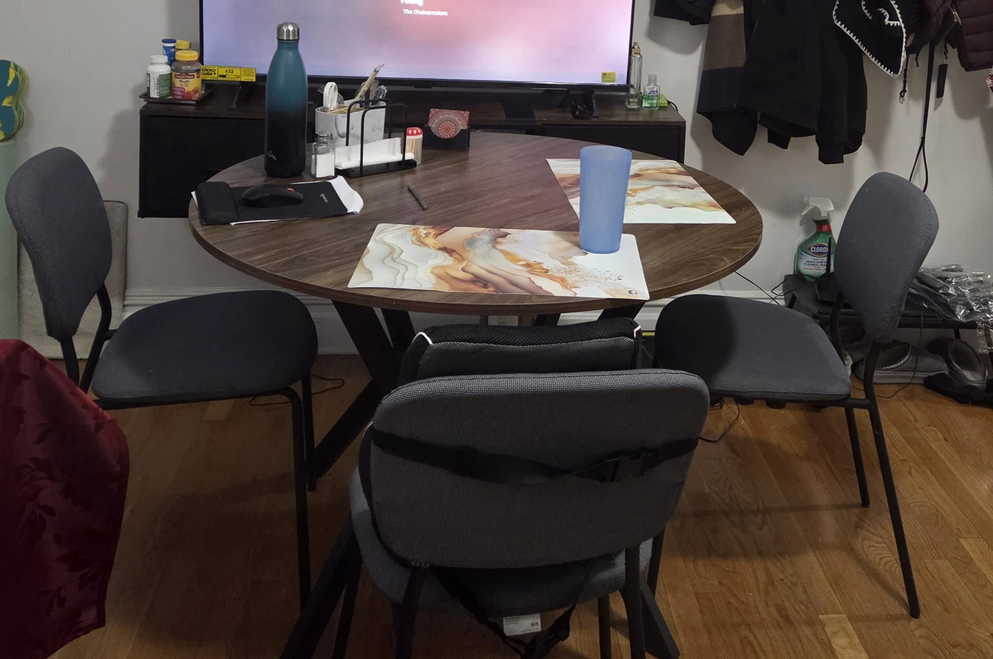 42" Round Dining Table with Storage Shelf - photo 3