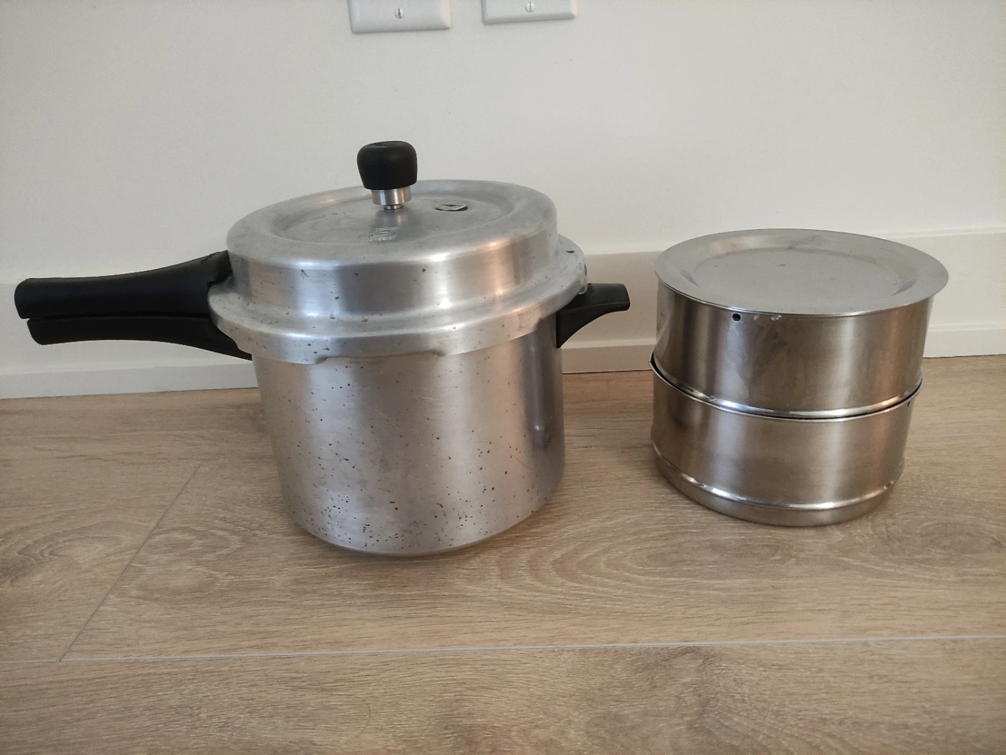 Pressure Cooker 5 Litre with container box