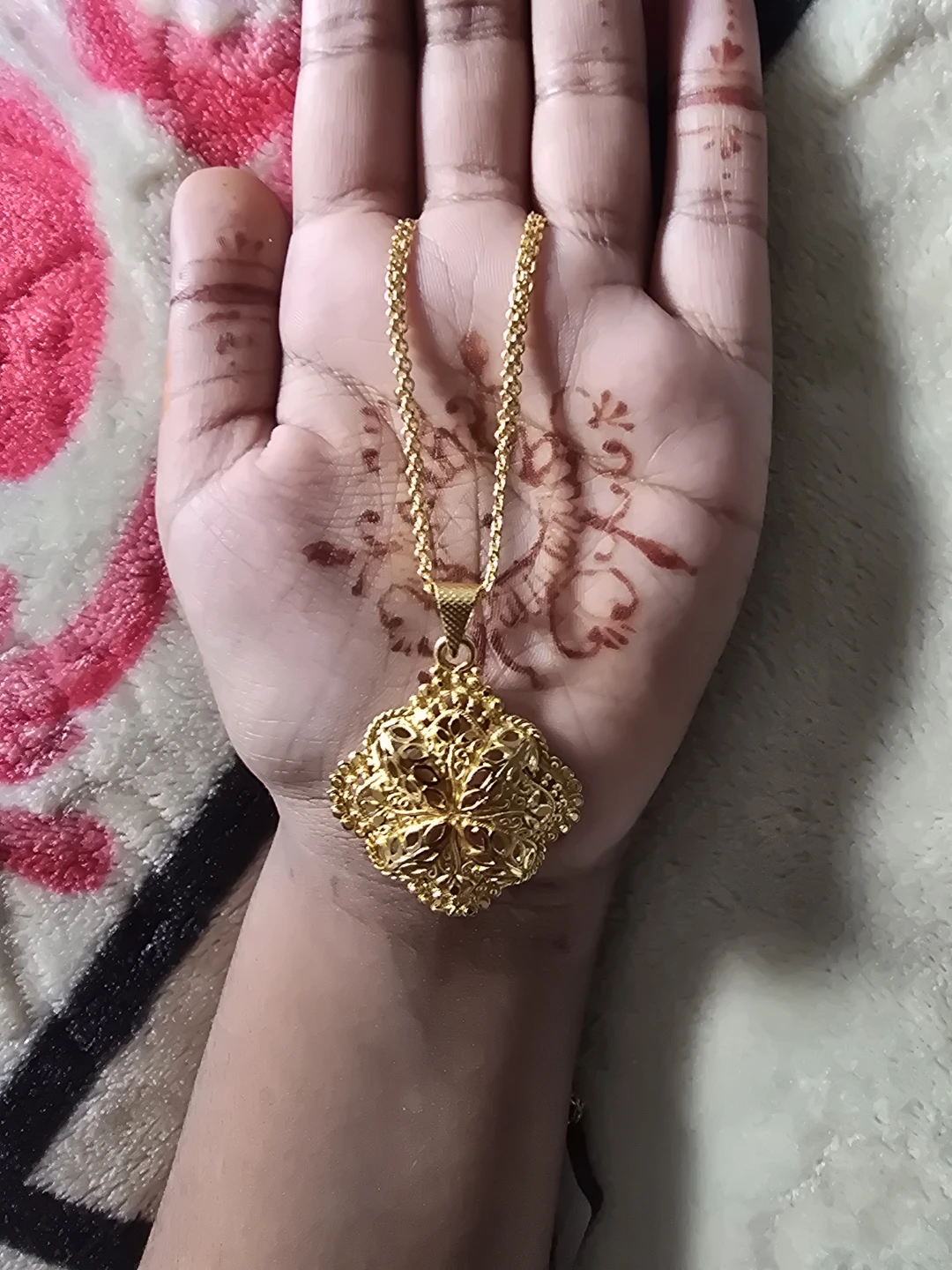Gold Tone Filigree Pendant Necklace