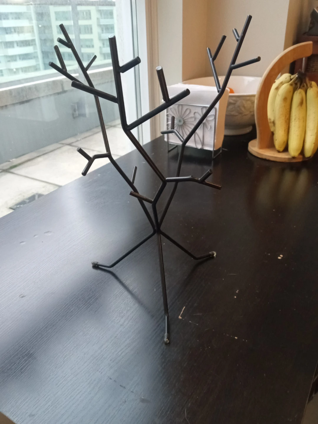 Black metal tree-shaped jewellery holder