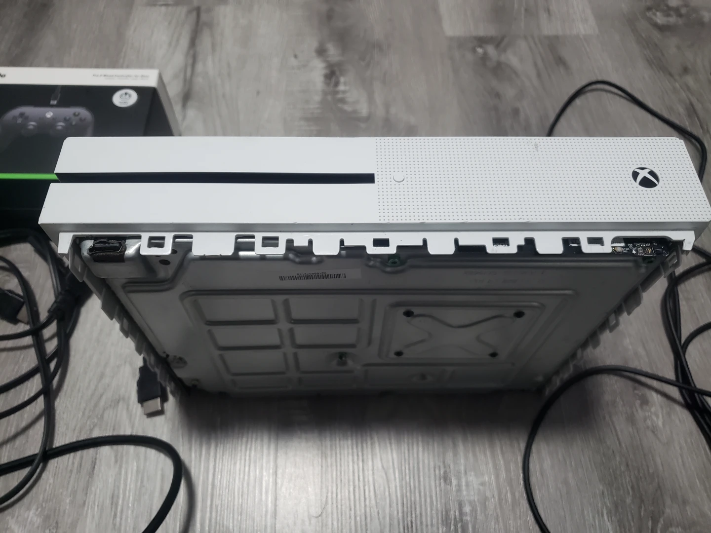 Xbox one s,controller and cables. - photo 2