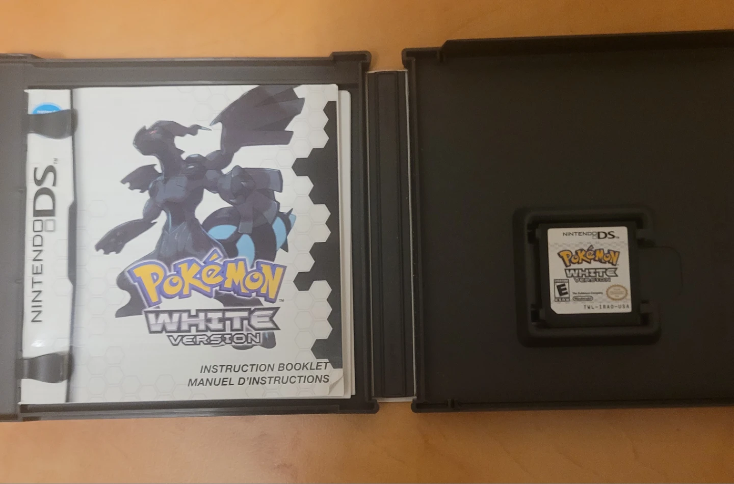 Pokemon White CIB Authentic - photo 2