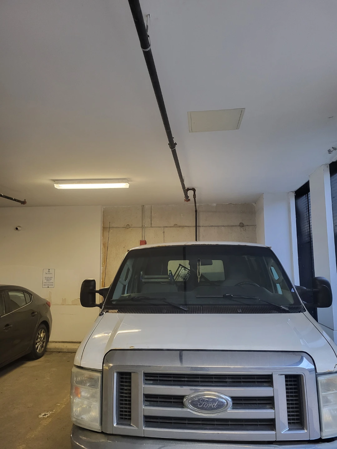 White Ford E-Series Van - photo 3