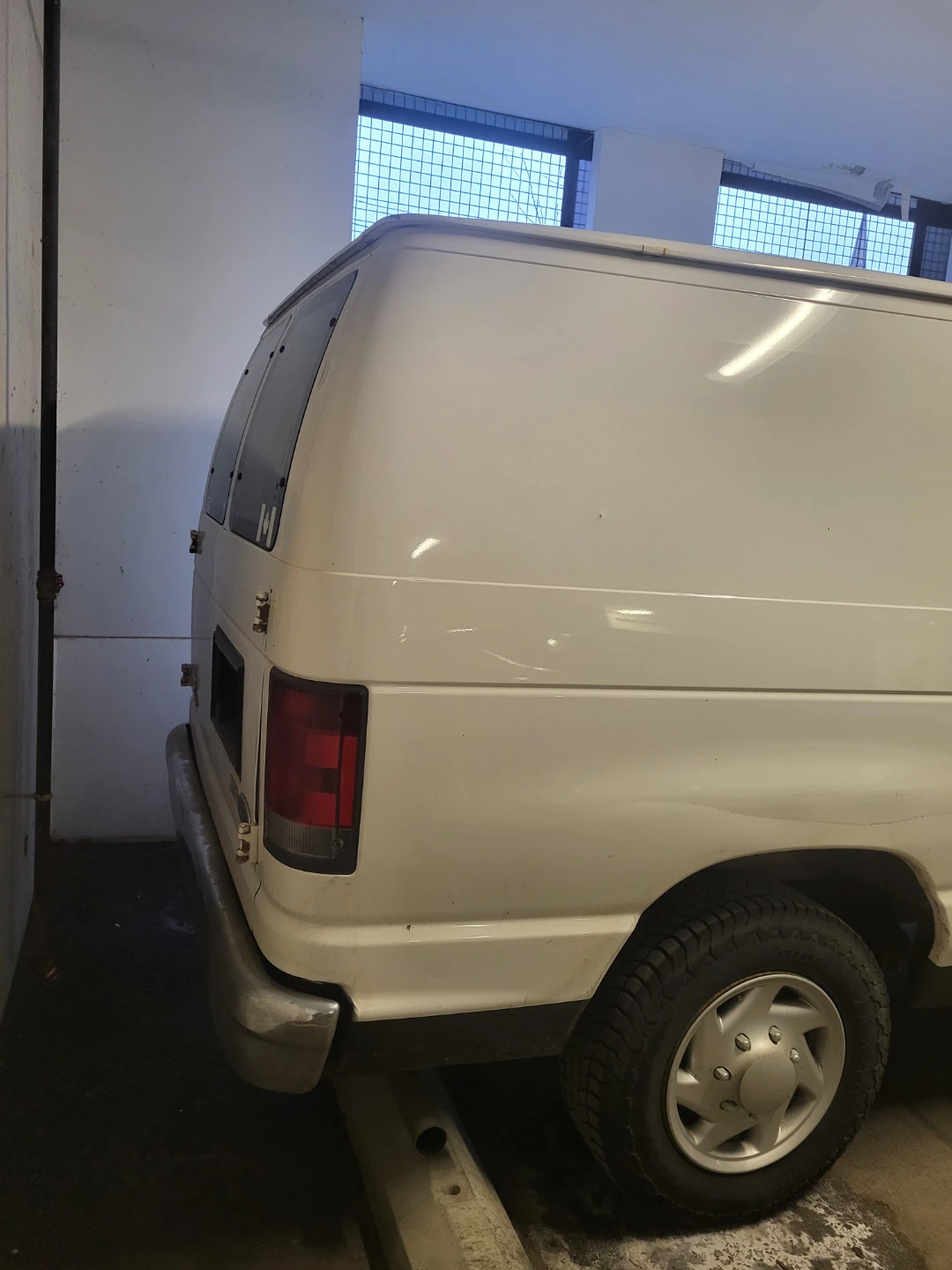 White Ford E-Series Van - photo 4