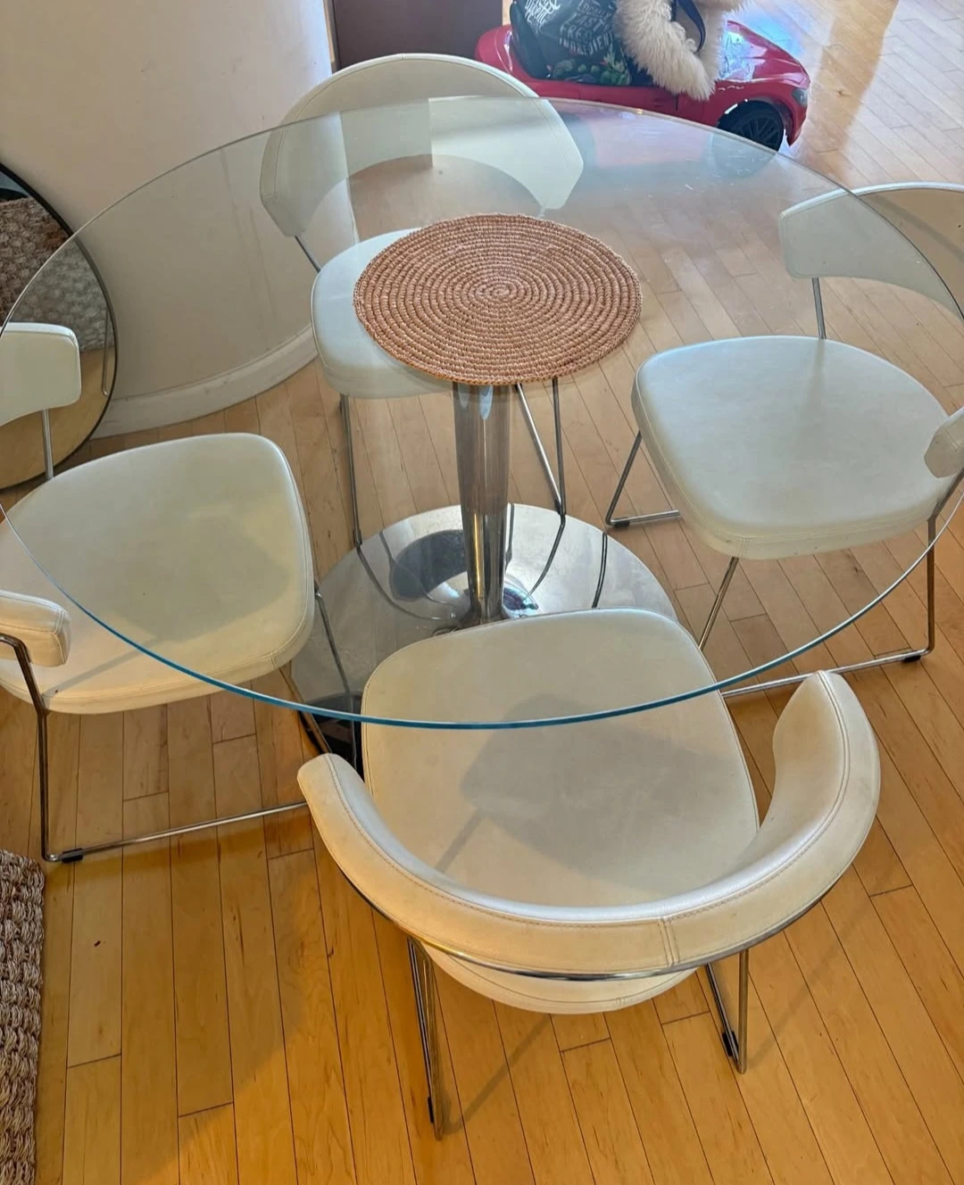 Modren Glass  Dining table only excellent condition