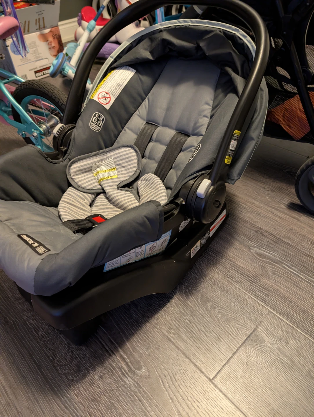 Graco SnugRide Click Connect 30 Infant Car Seat with Base