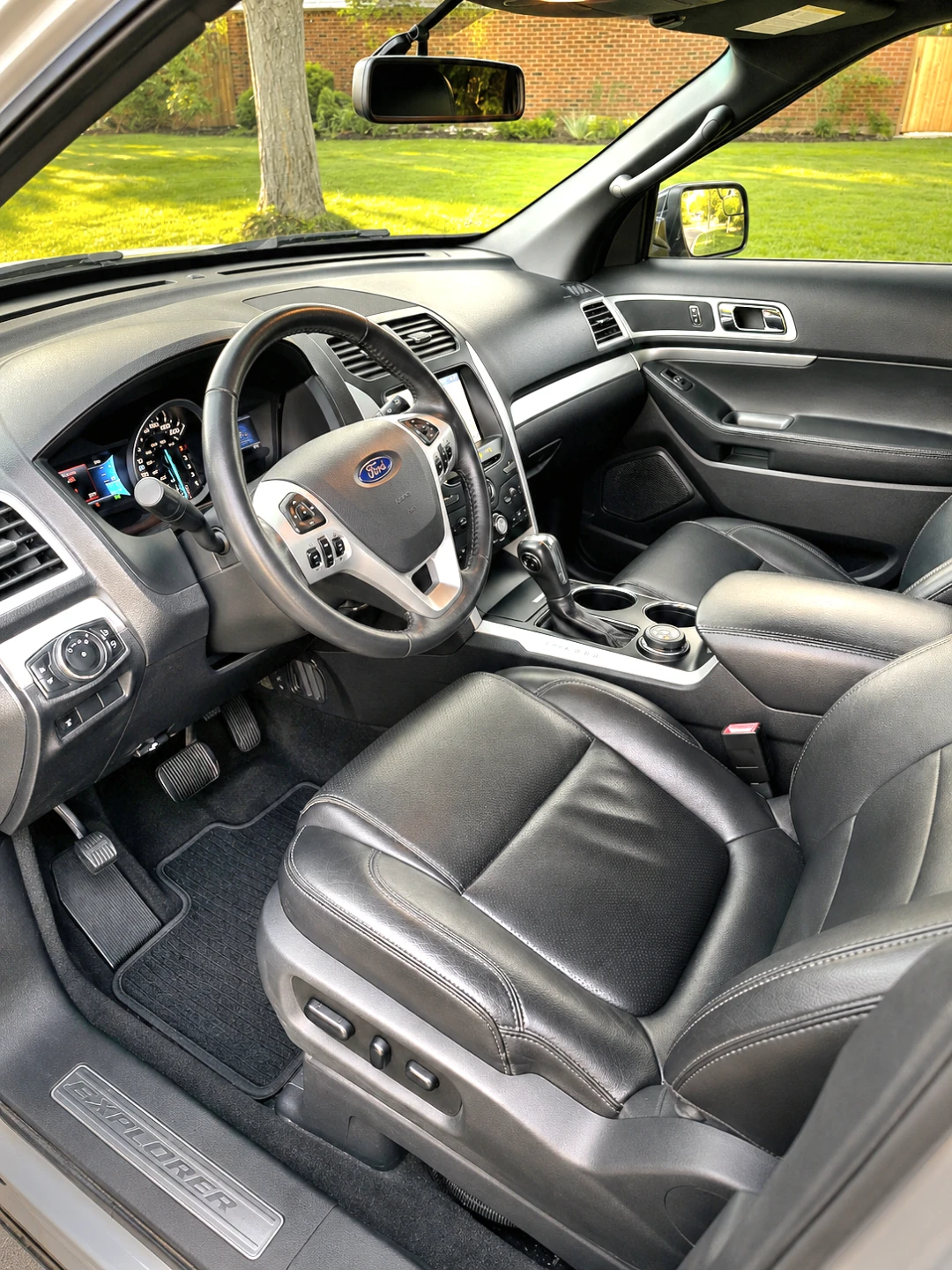 Silver Ford Explorer SUV - photo 5