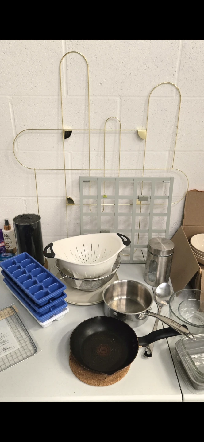 Free small TV stand and various items - photo 5