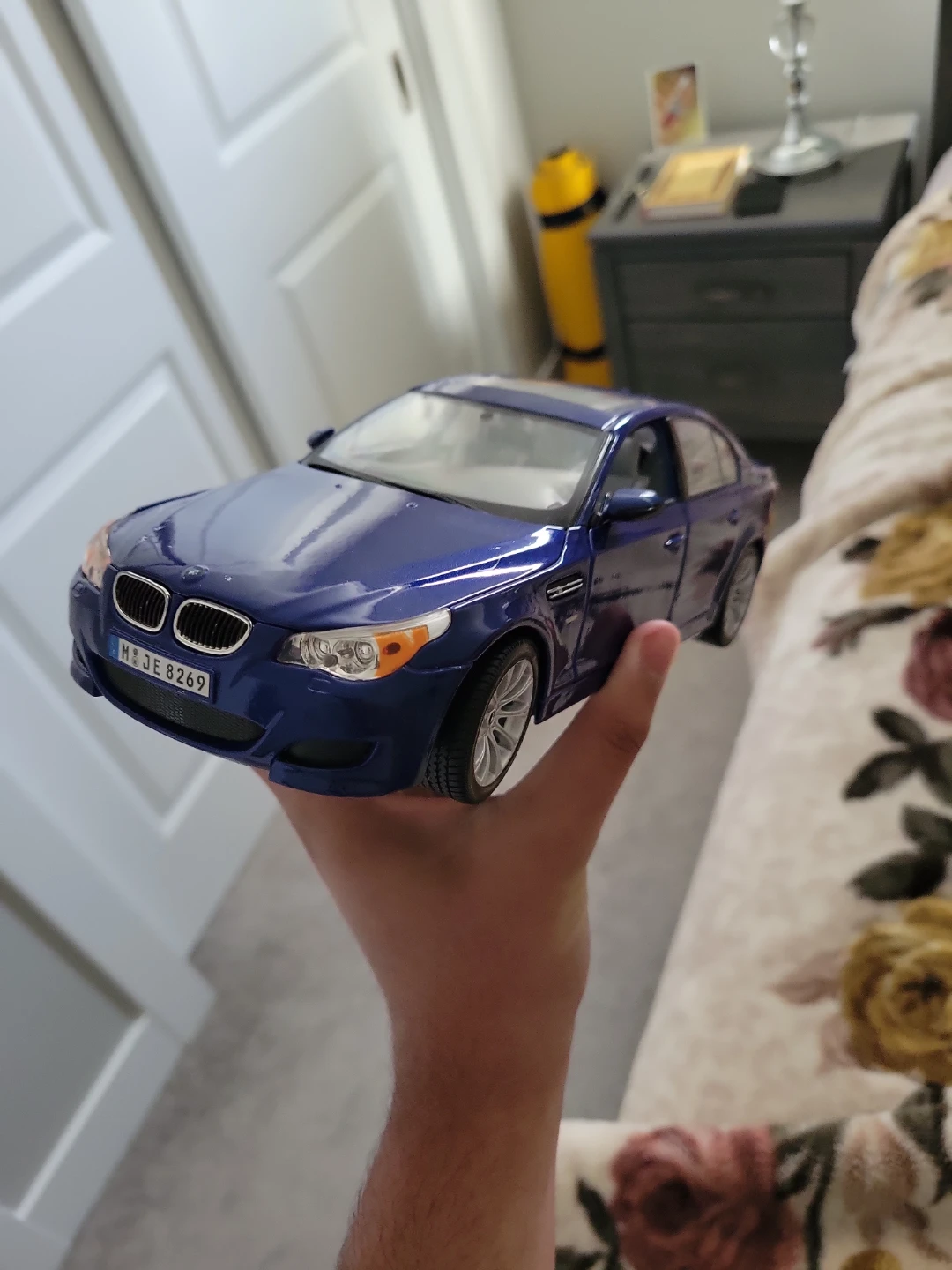 Blue BMW M5 1:18 scale replica - photo 2