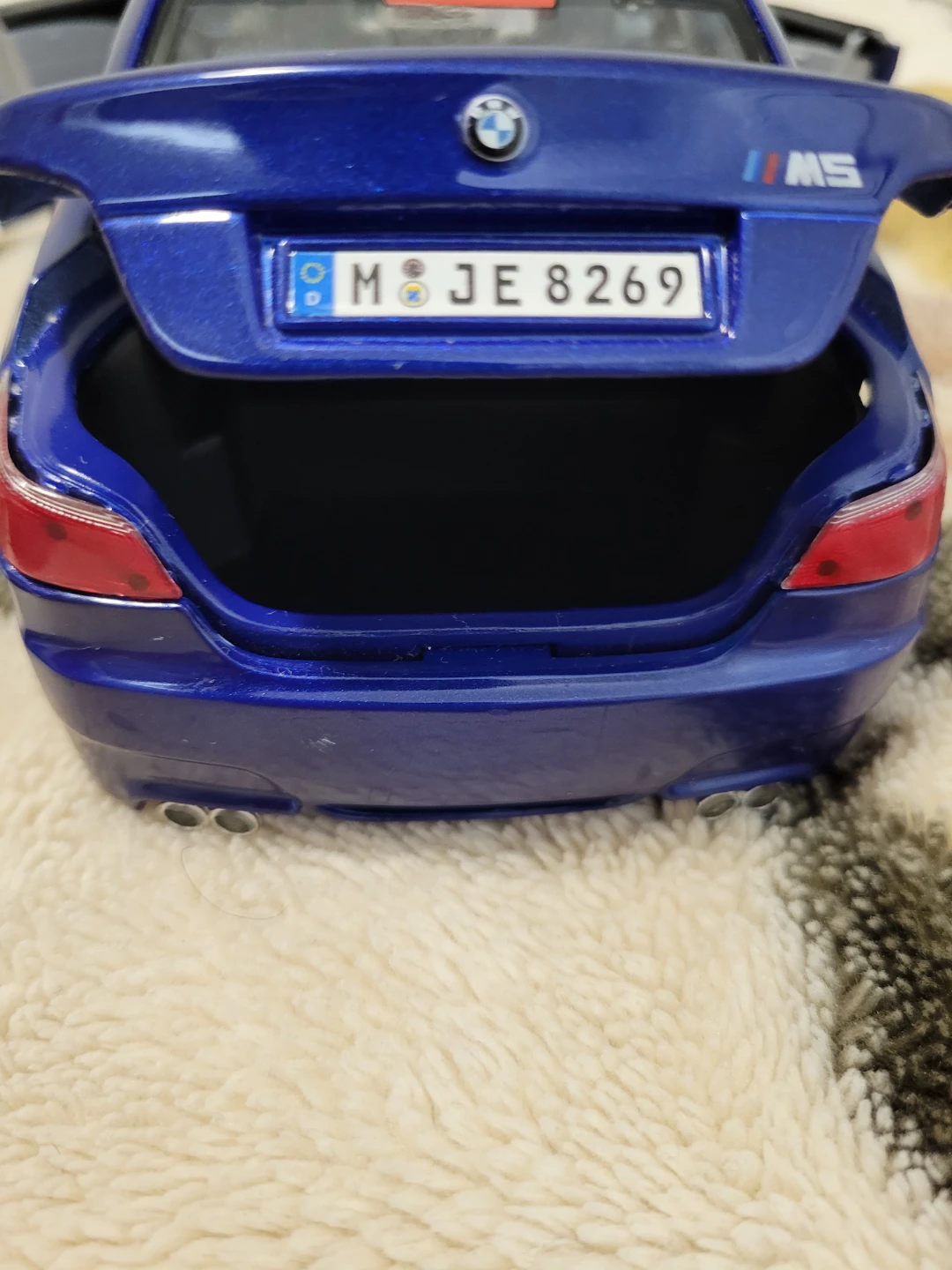 Blue BMW M5 1:18 scale replica - photo 4