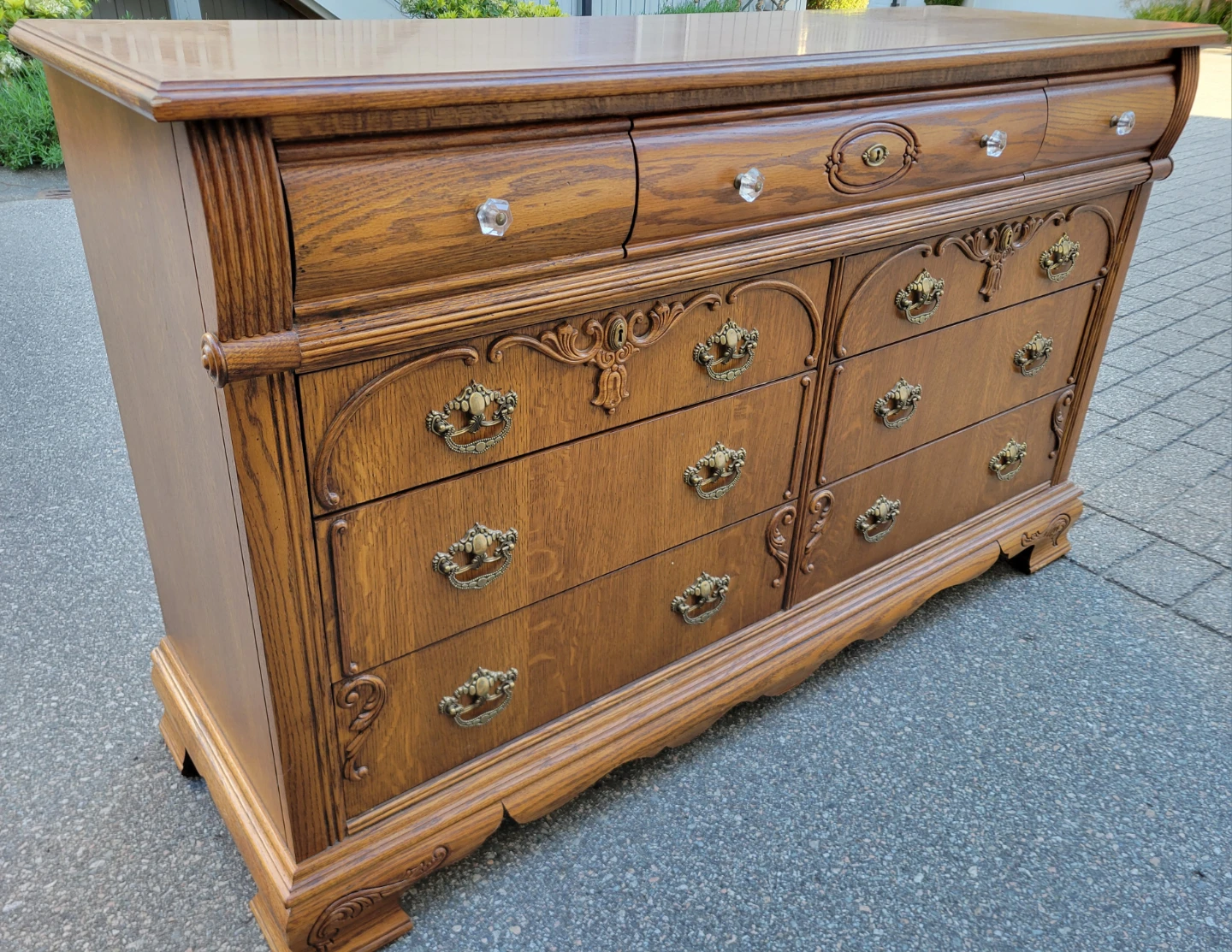 Vintage American Drew Solid Oak 9-Drawer Dresser / Sideboard