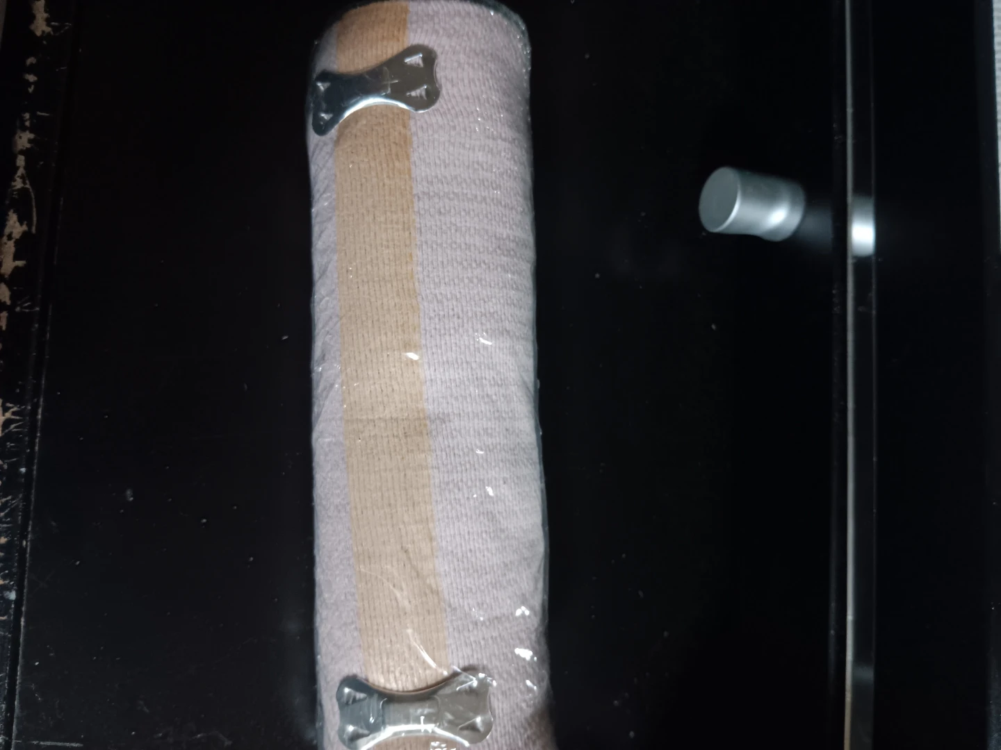 Elastic Bandage with Metal Clips