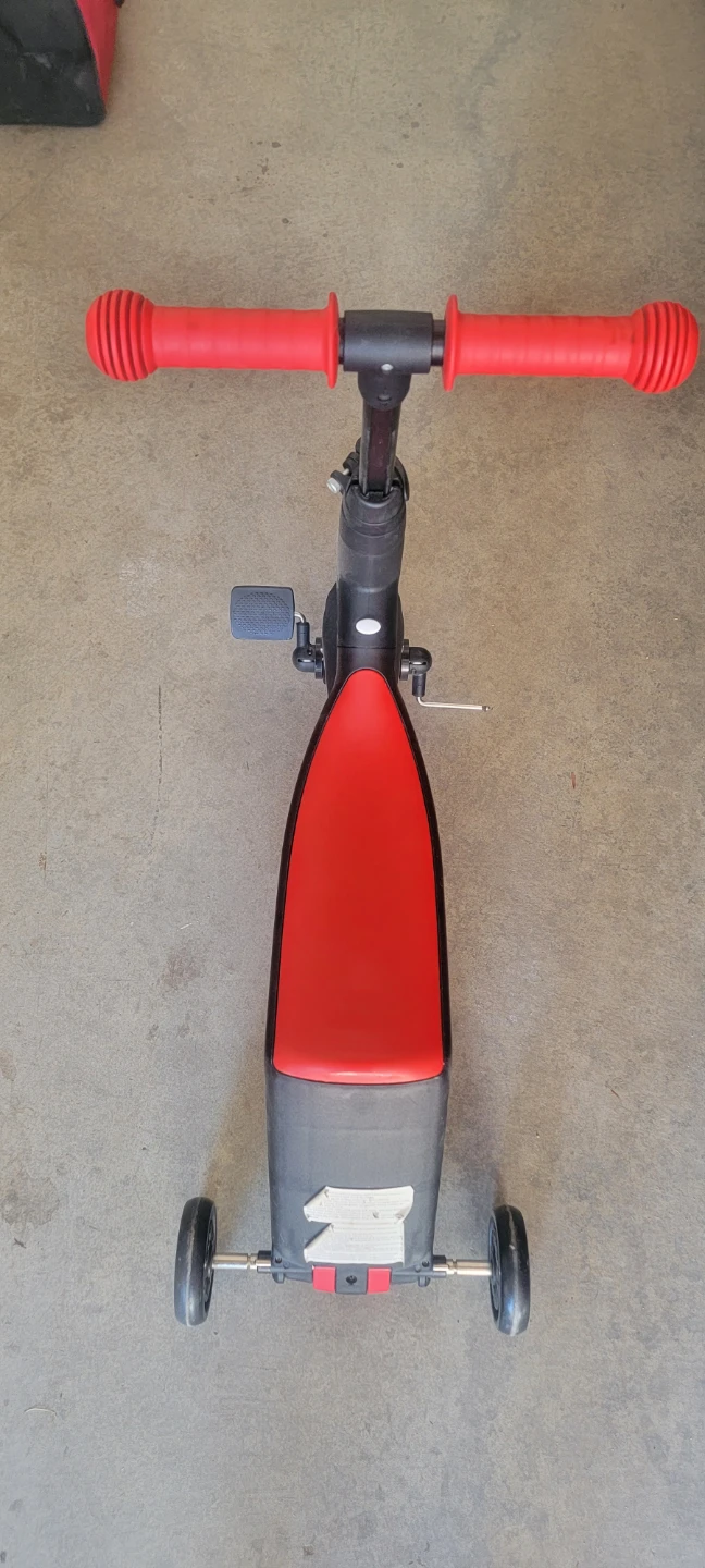 Fawn Toys 3-Wheel Scooter with Red Grips