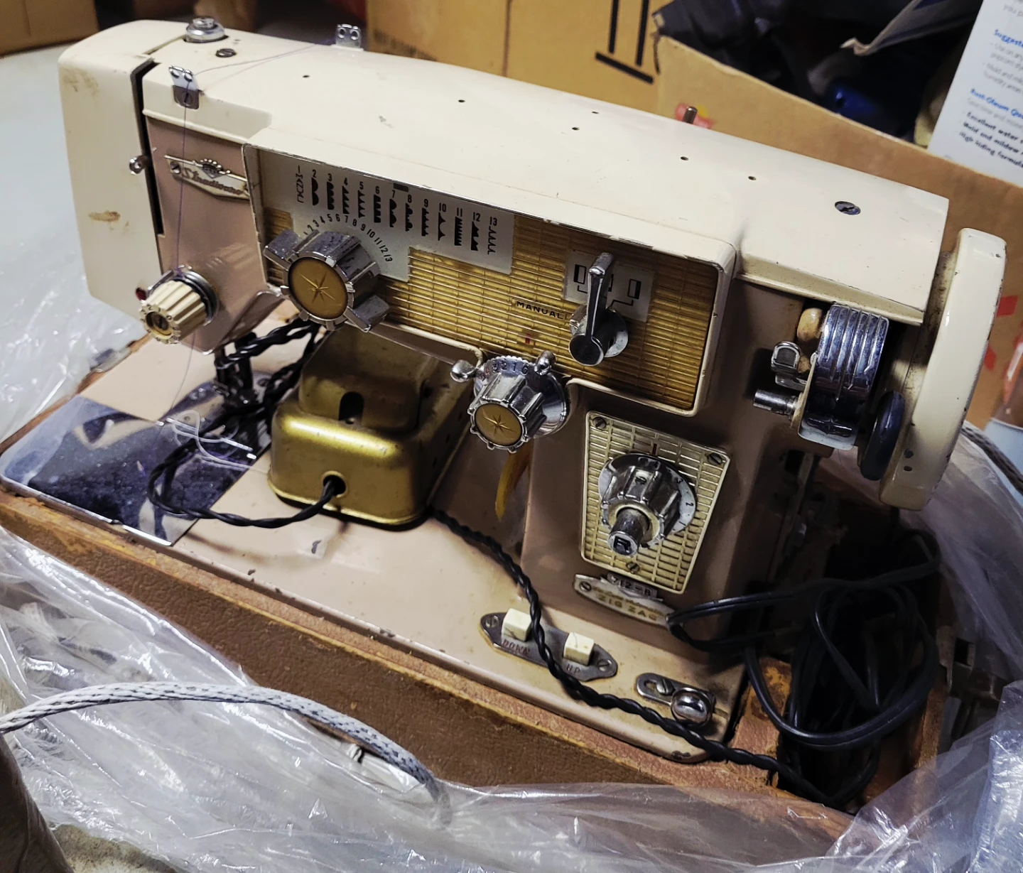 Stradivaro Vintage Sewing Machine - photo 2