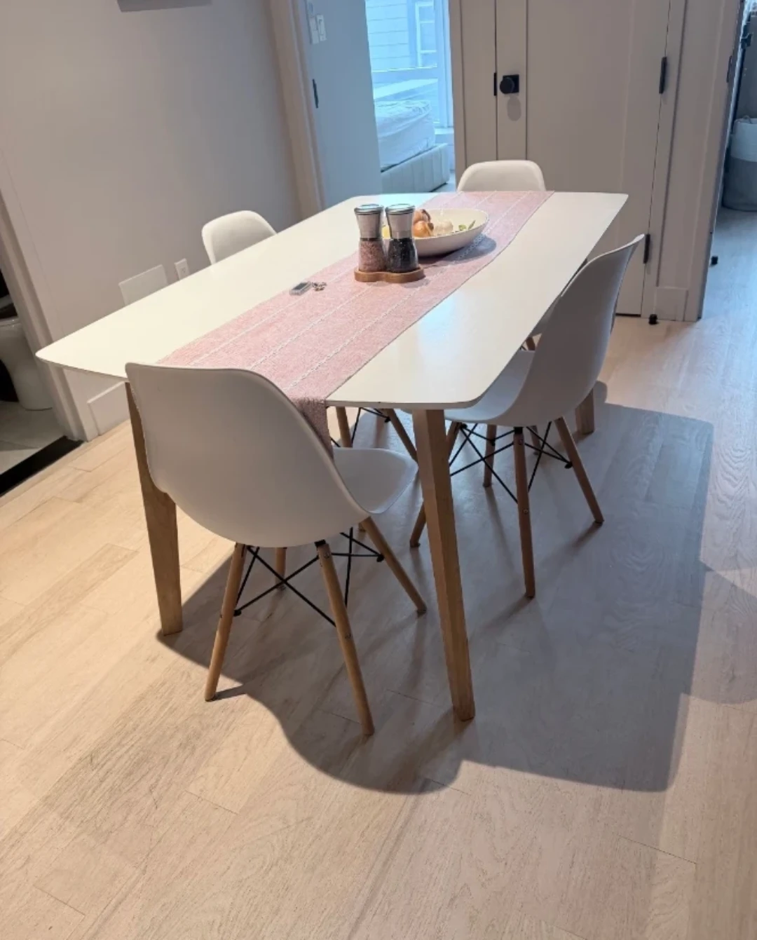 Like new White Dining Table with 4 Chairs - photo 2