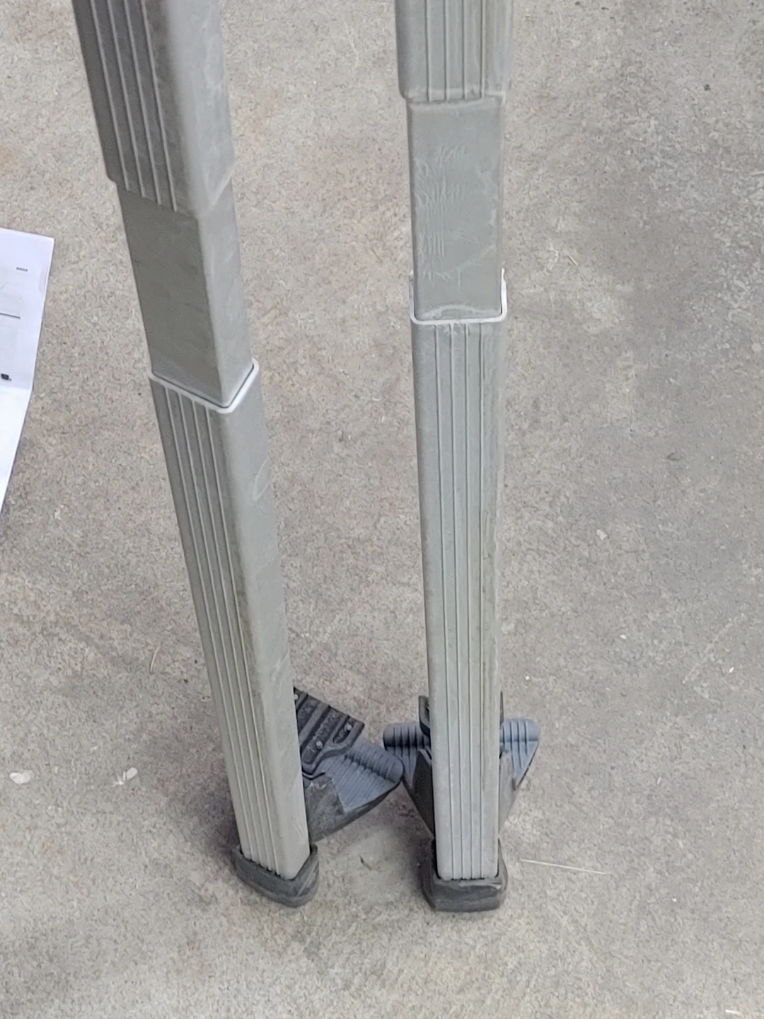 Generic cross bars for roof racks