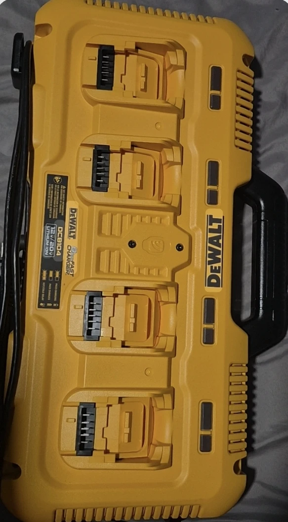 DEWALT 20V MAX 4-Port Simultaneous Fast Charger DCB104 - photo 2