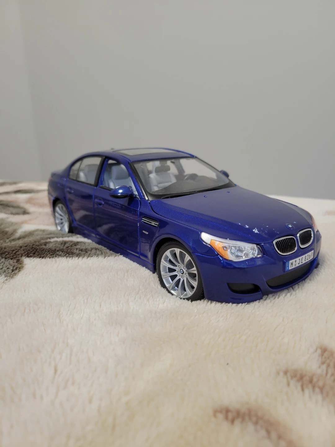 Blue BMW M5 1:18 scale replica