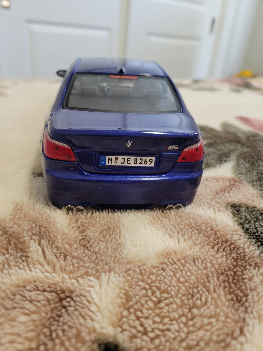 Blue BMW M5 1:18 scale replica - photo 3