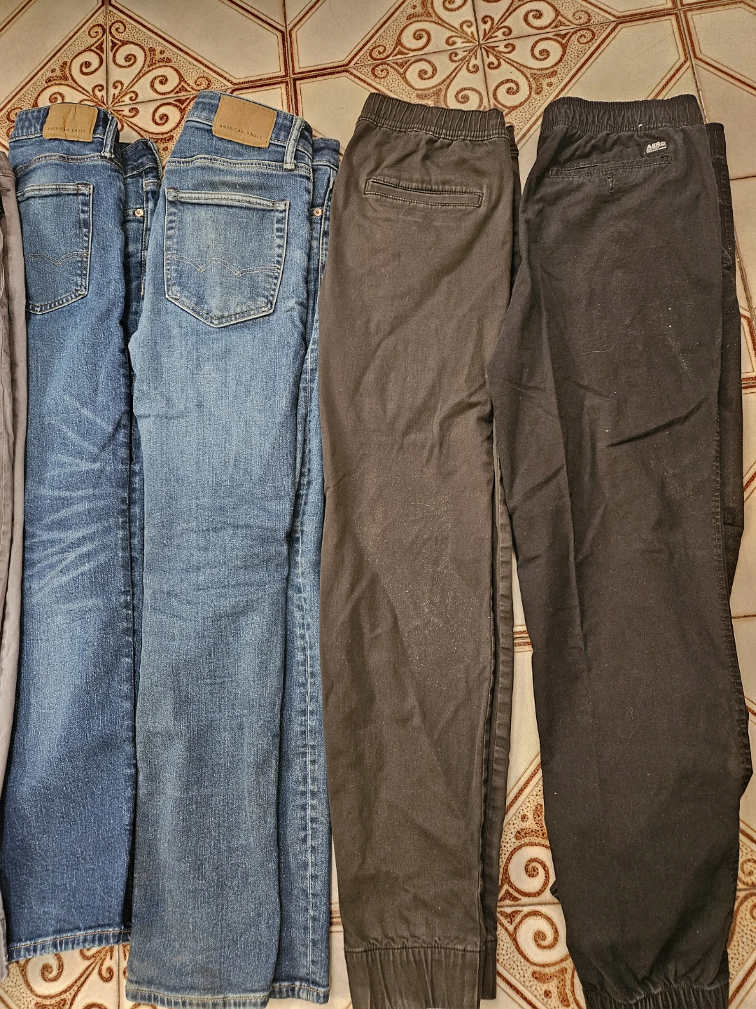 7 mens jeans and joggers ..size small - photo 2