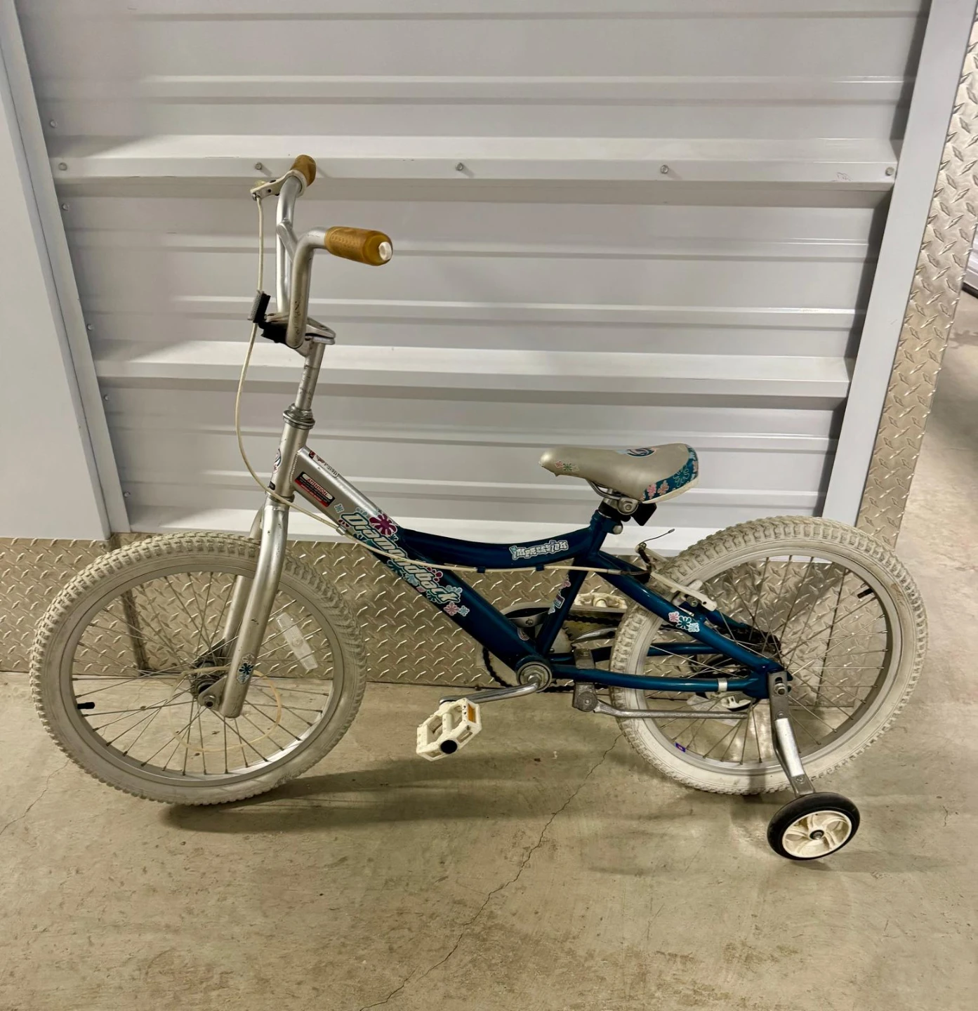 Girls' Bicycle with Training Wheels - photo 2