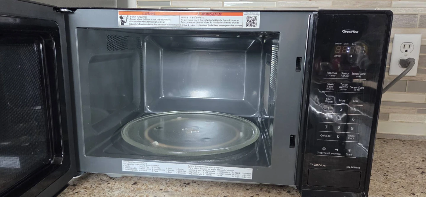 Panasonic 1.3 cu. ft. Black Microwave Oven NN-SC64MB - photo 4