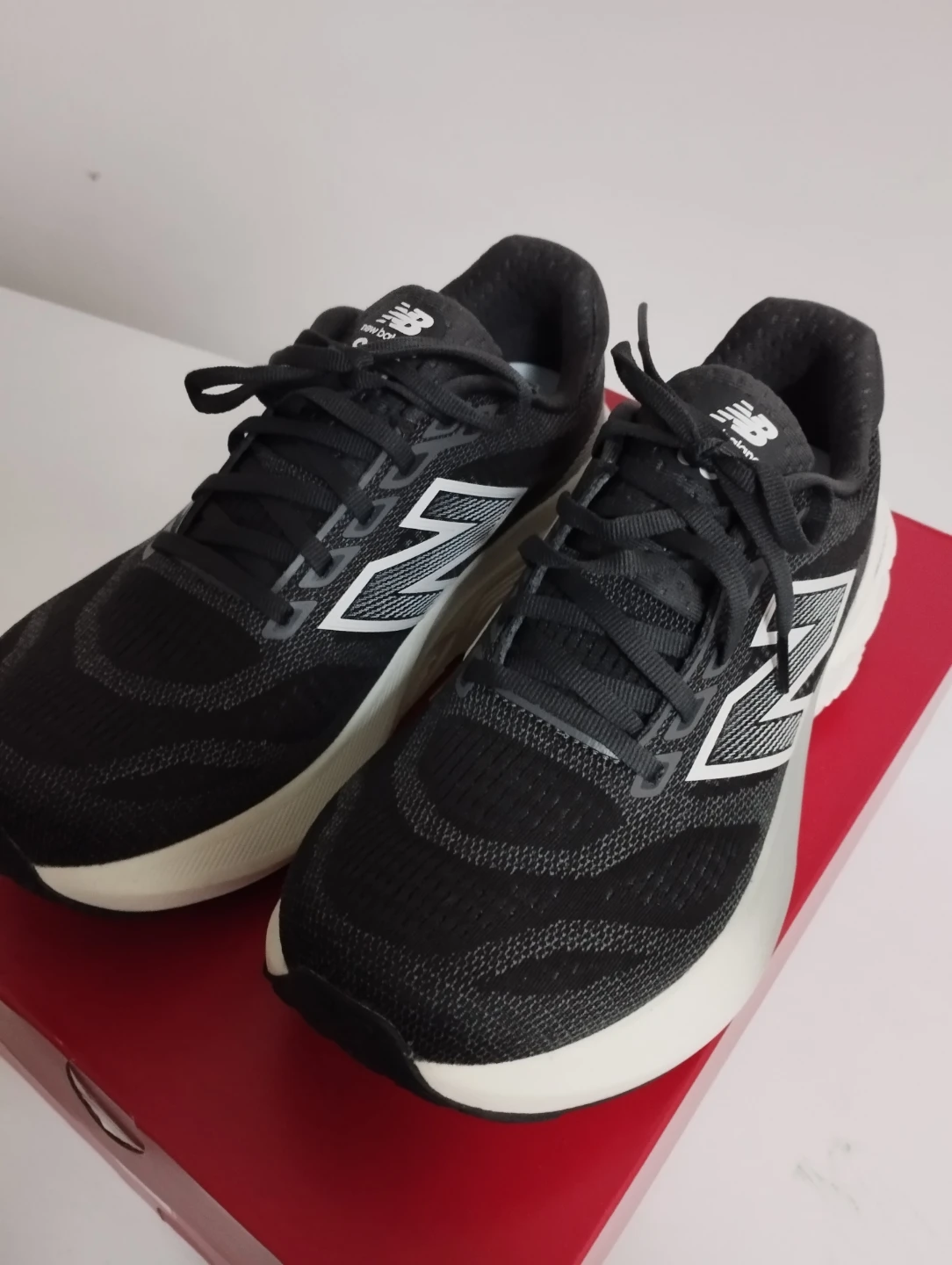New in box New Balance 880 Brooks Ghost Max women's size 8