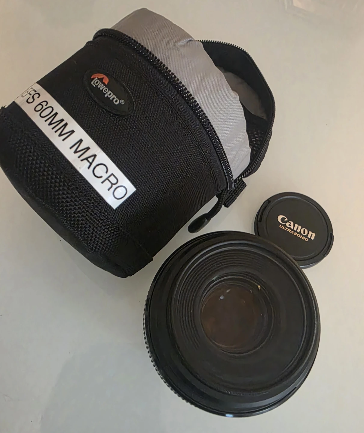 Canon EF-S 60mm f/2.8 Macro USM Lens & Lowepro Case - photo 3