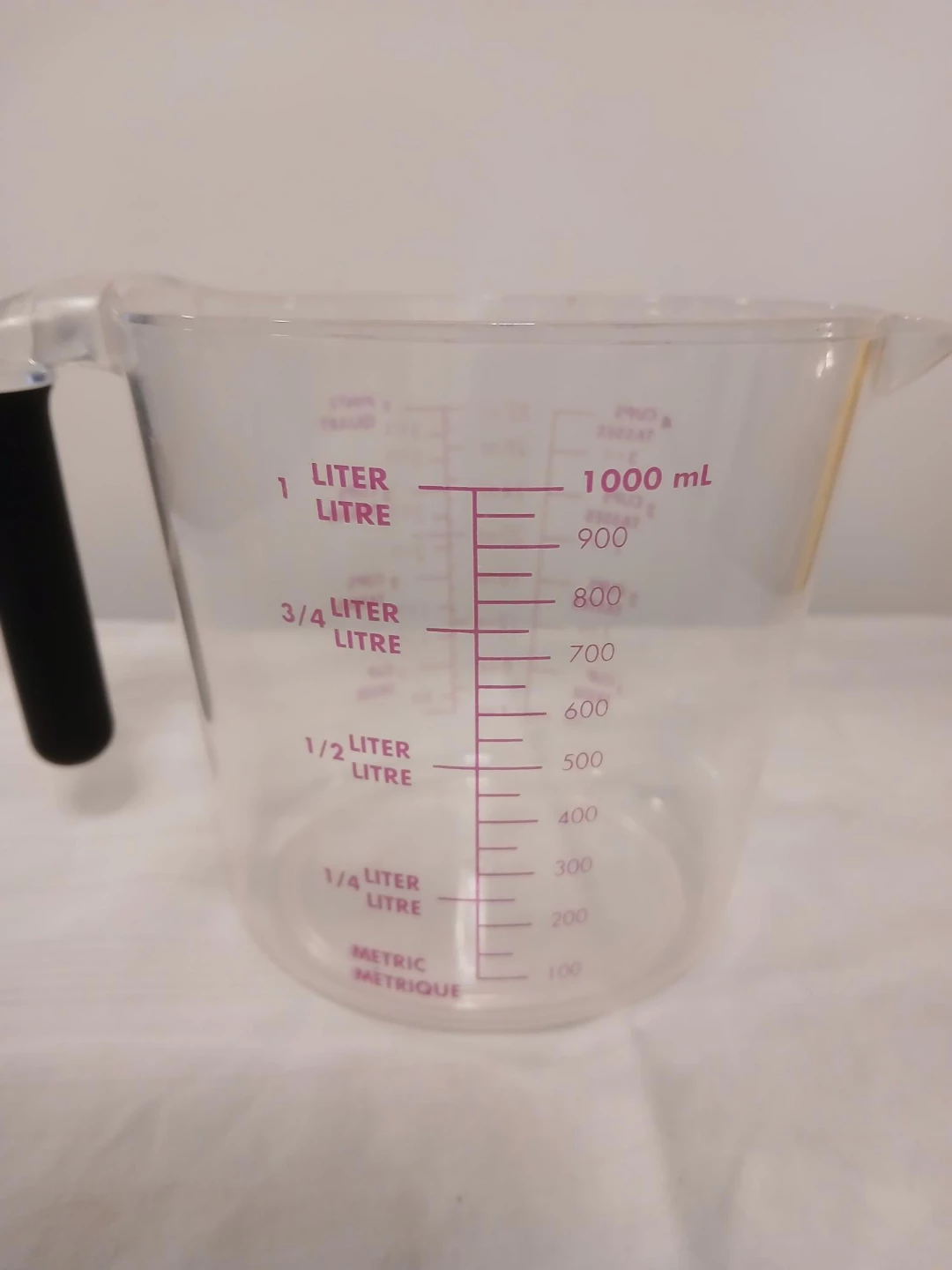 Clear Plastic Measuring Cup 1 Liter. Pick up only.