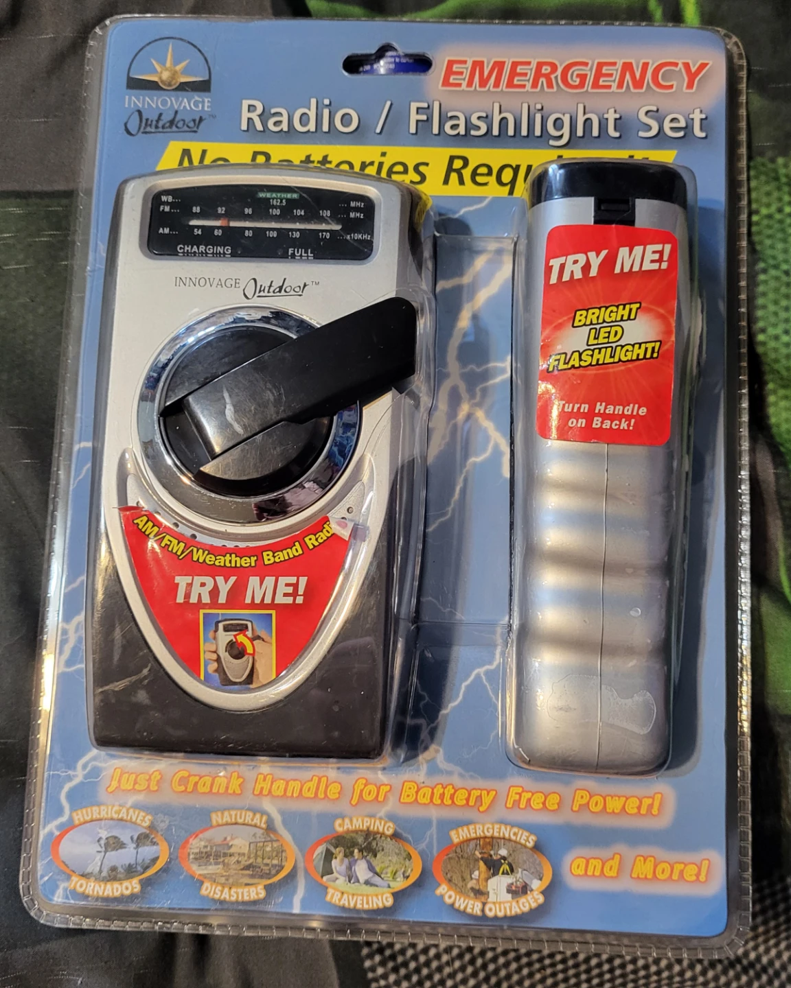 Innovage Outdoor Emergency Radio/Flashlight Set