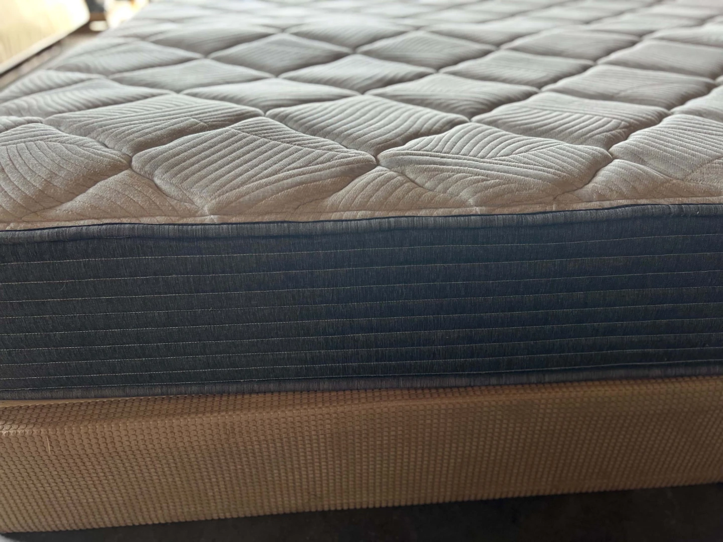 King mattress,box spring & metal frame /free delivery - photo 4