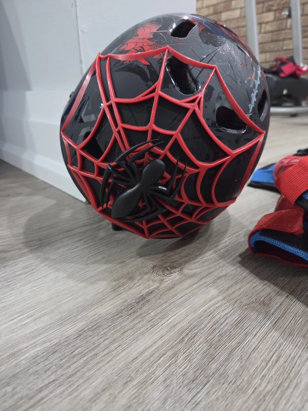 Spider-Man Kids Helmet and Pad Set - photo 2