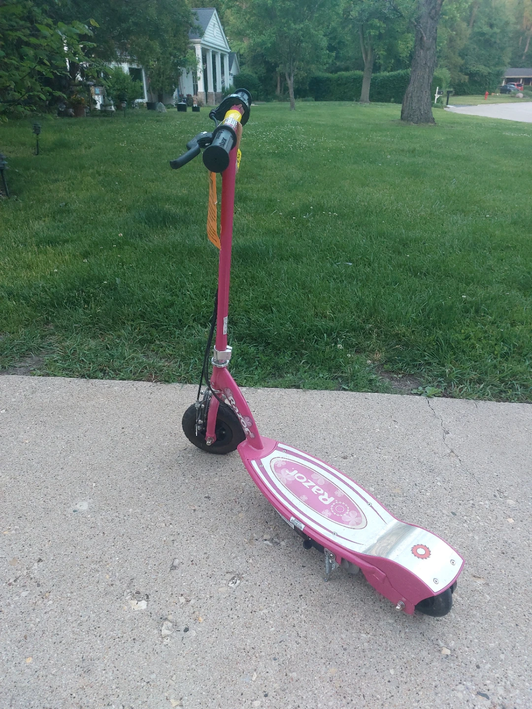 Razor Electric Scooter E100 - Pink - New