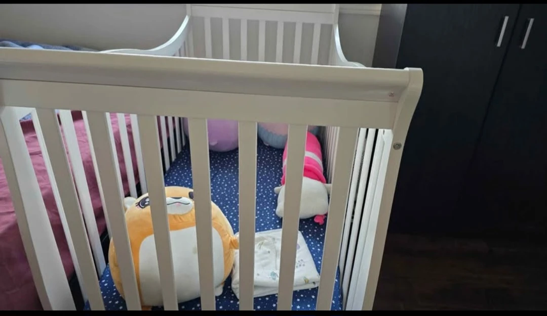 White Wooden Crib with Mattress and Bedding - photo 3