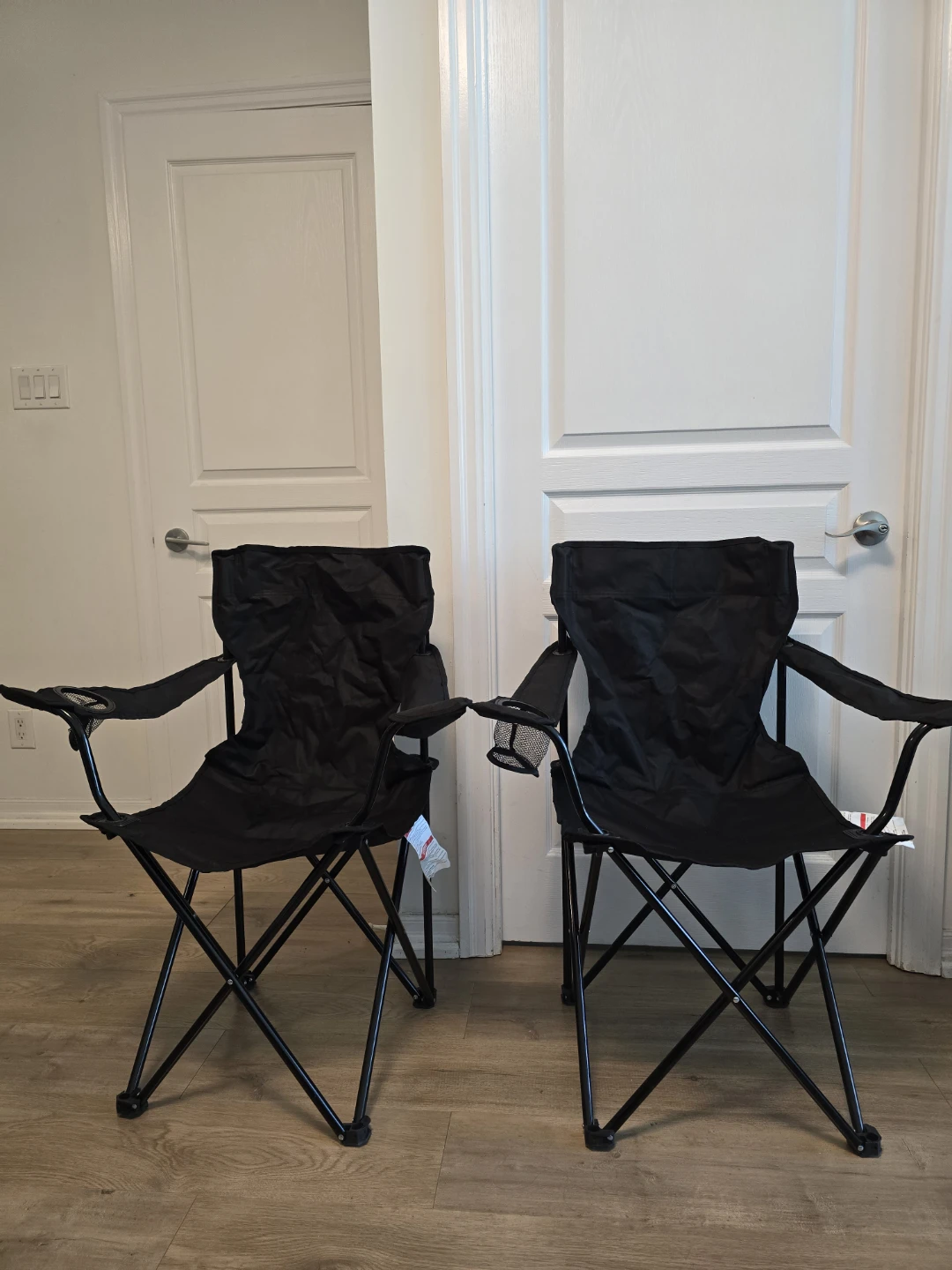 4 Folding beach chairs with cup holder,Carry bag - Like New