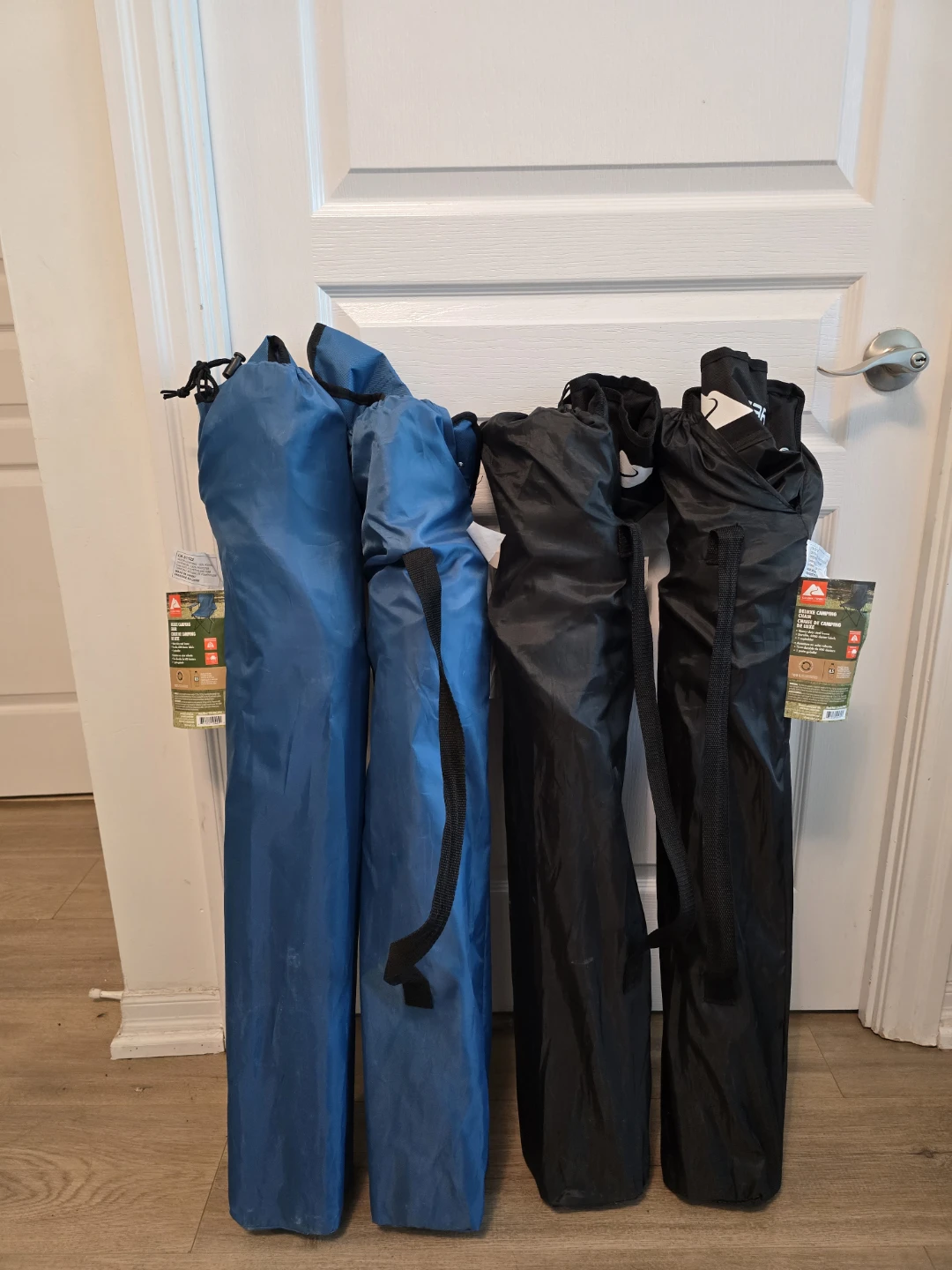 4 Folding beach chairs with cup holder,Carry bag - Like New - photo 2