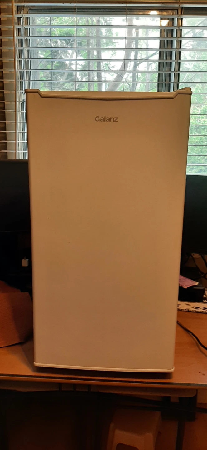 Galanz White  Compact Mini Fridge READ DESCRIPTION ON SIZE