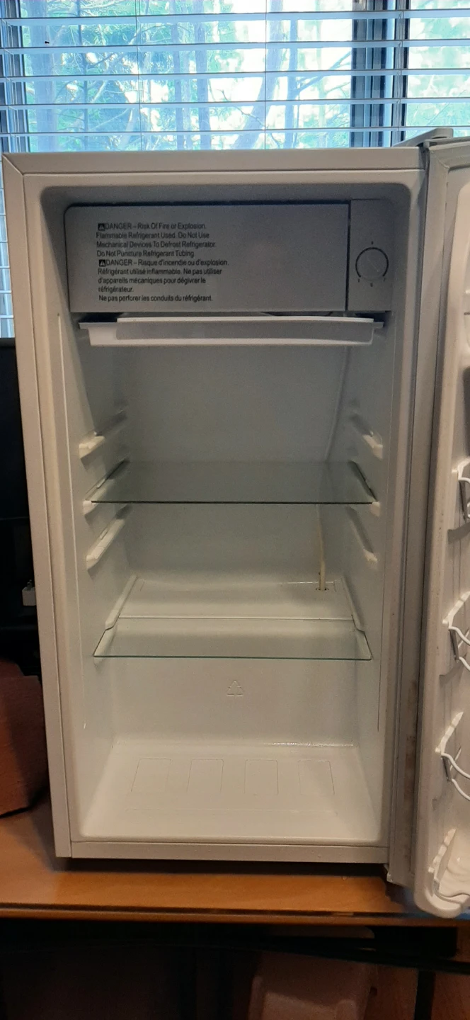 Galanz White  Compact Mini Fridge READ DESCRIPTION ON SIZE - photo 2