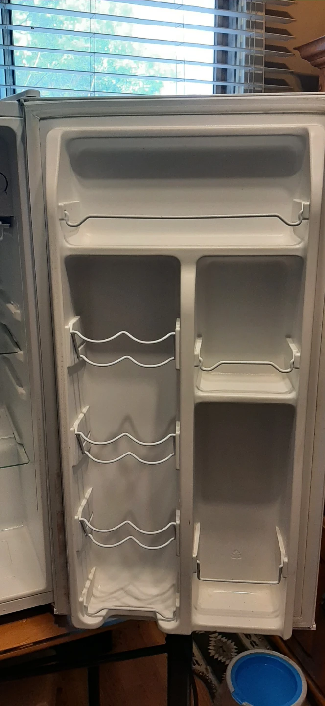 Galanz White  Compact Mini Fridge READ DESCRIPTION ON SIZE - photo 3