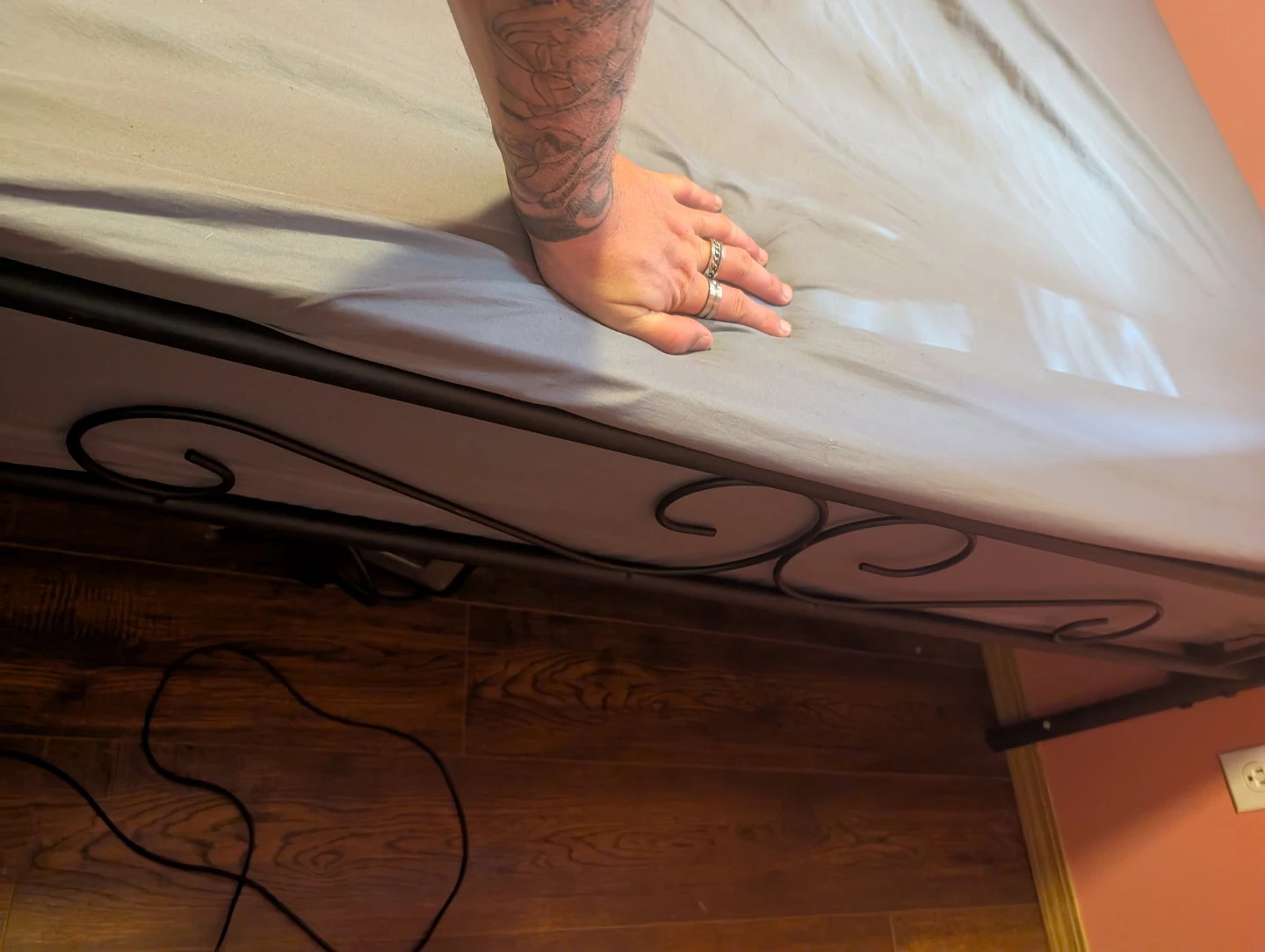 Good !! Metal lightweight queen bed frame - photo 3