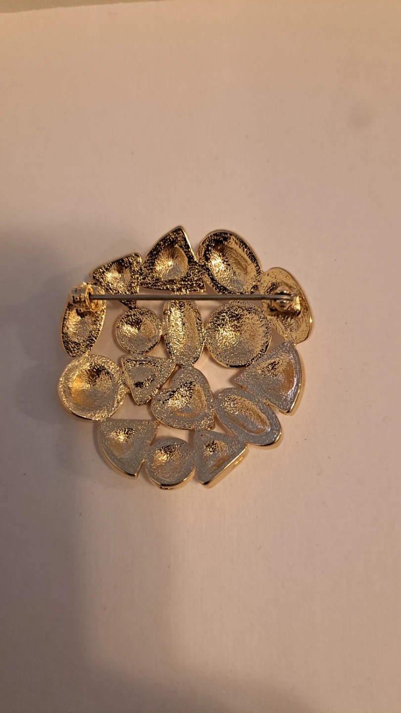 New Vintage White and Gold Tone Brooch - photo 2