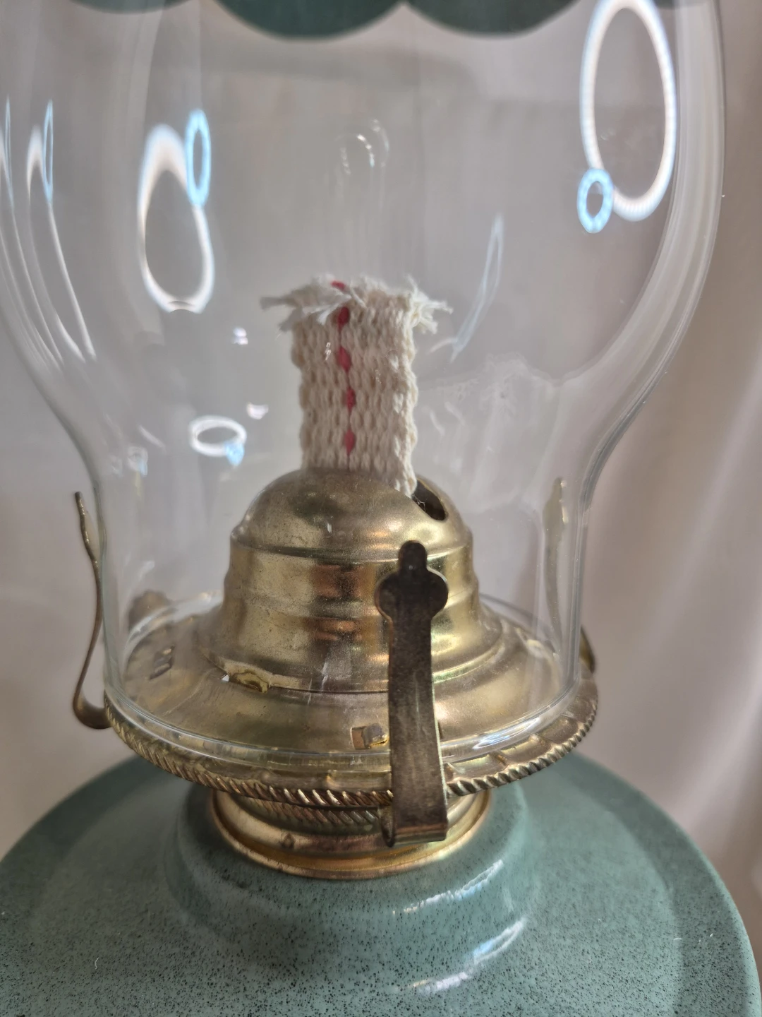 Beautiful Vintage Metal Brass & Glass 18" Total Tall Oil Lamp - photo 5
