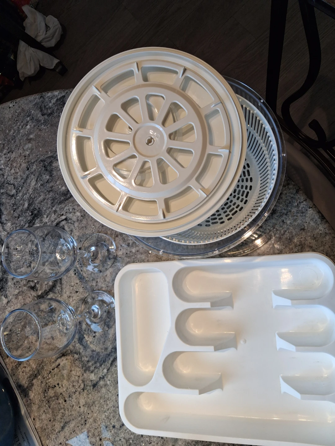 Salad Spinner, 2 Wine Glasses and Cutlery Tray - photo 2