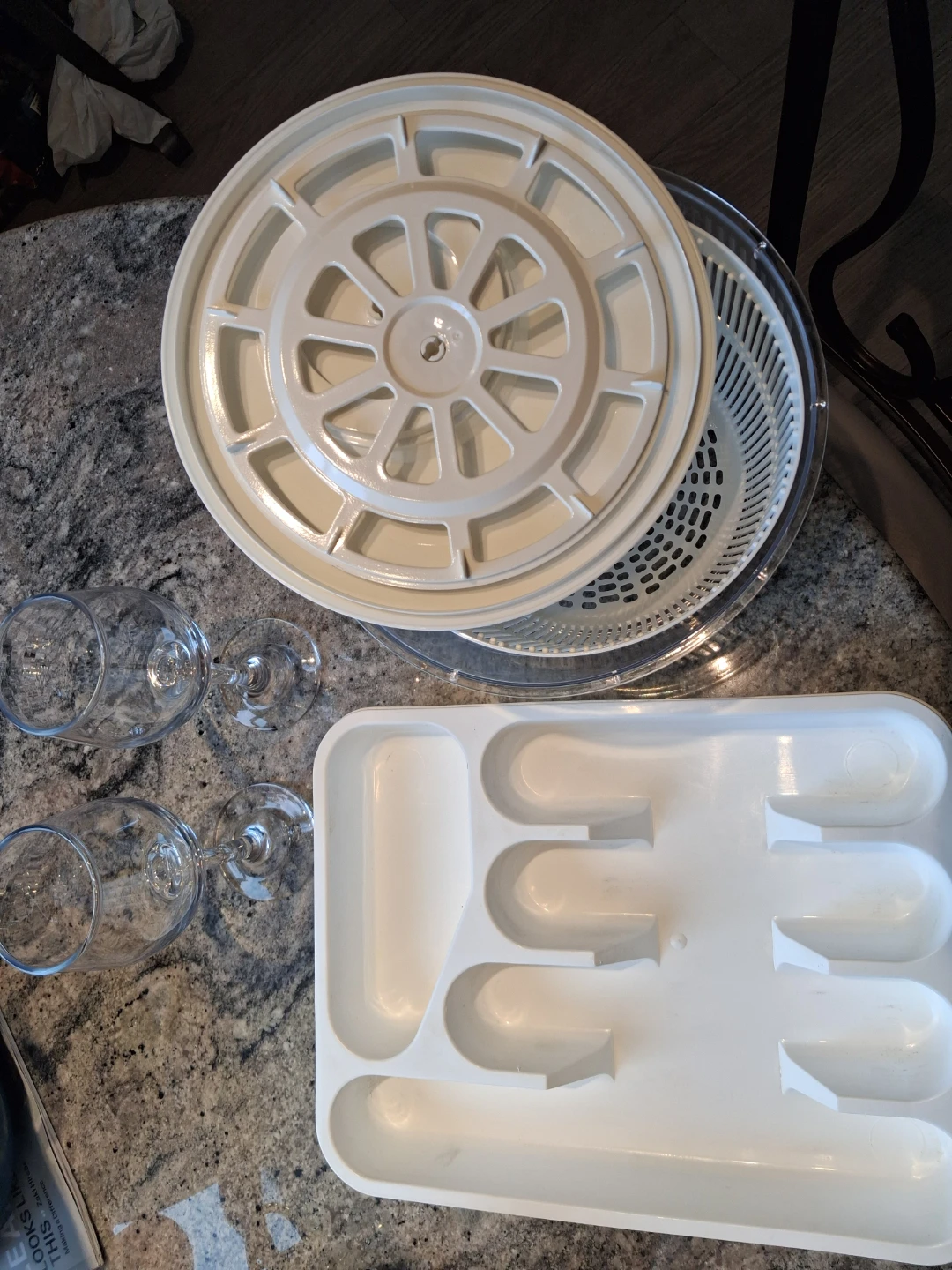 Salad Spinner, 2 Wine Glasses and Cutlery Tray - photo 3