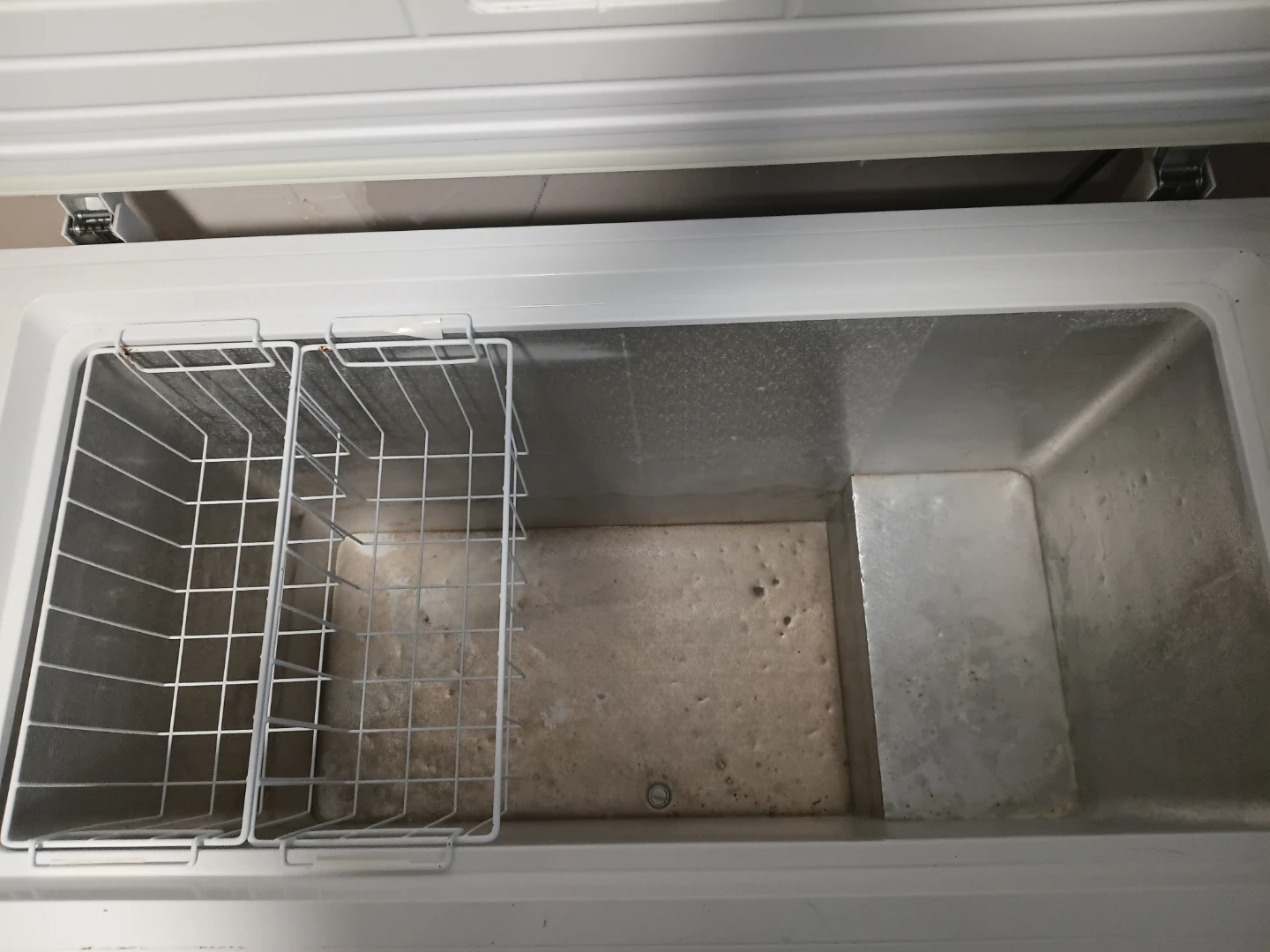 Frigidaire Chest Freezer FFC8806AW - photo 2
