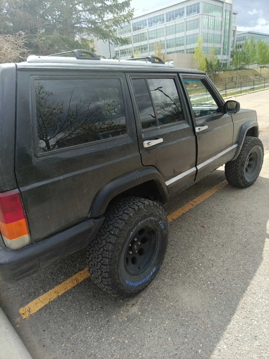 Black Jeep Cherokee XJ SUV - photo 4