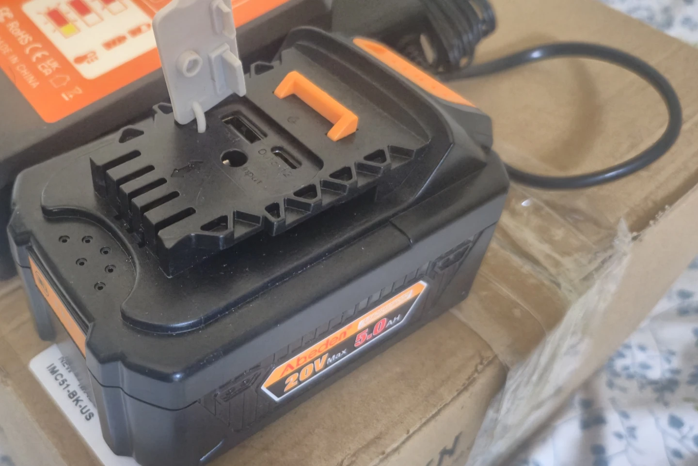 Abeden 20V Max 5.0Ah Lithium-Ion Battery & Charger DCB112 - photo 4