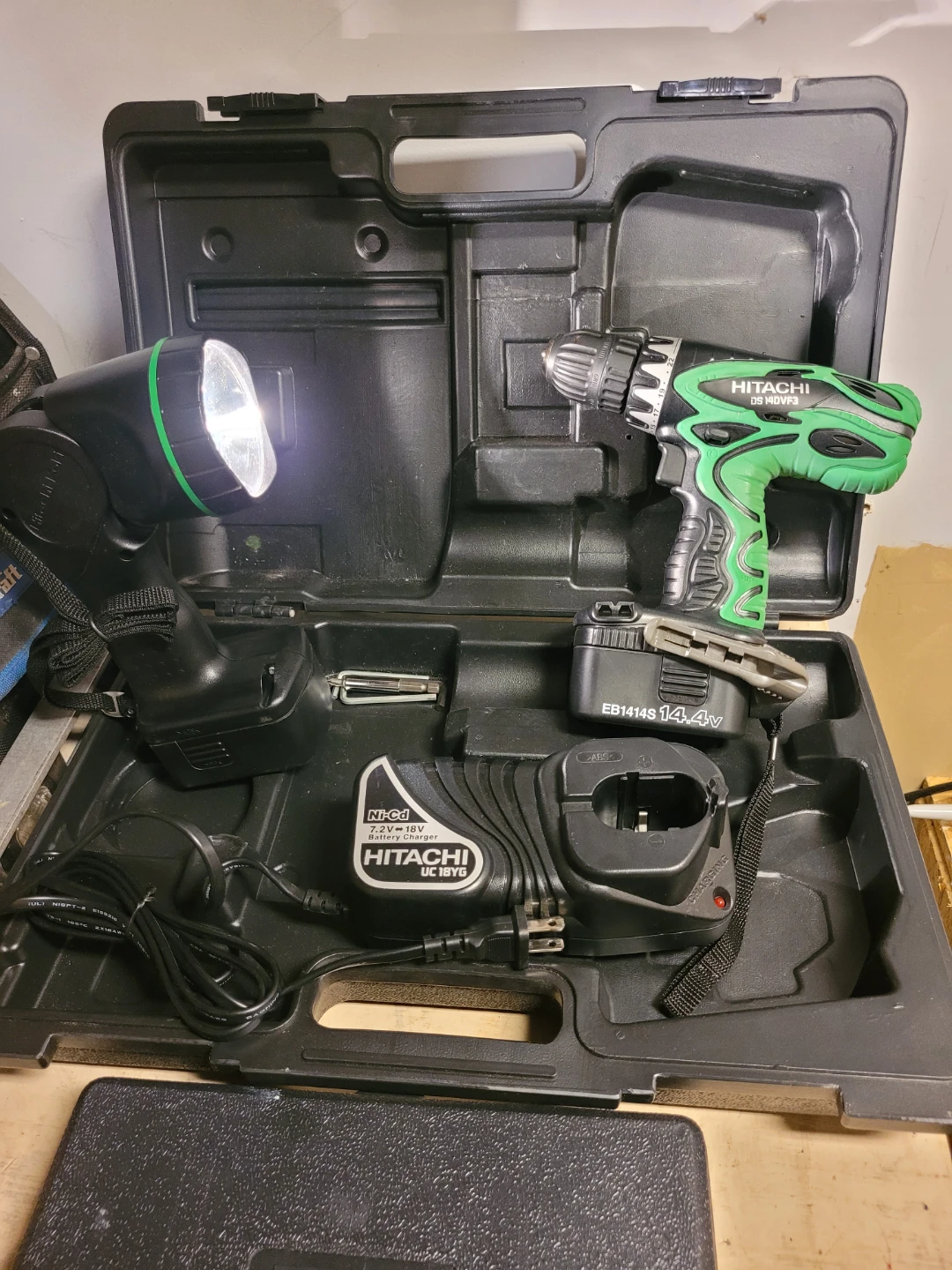 Hitachi 18V Cordless Drill & Flashlight Combo Kit