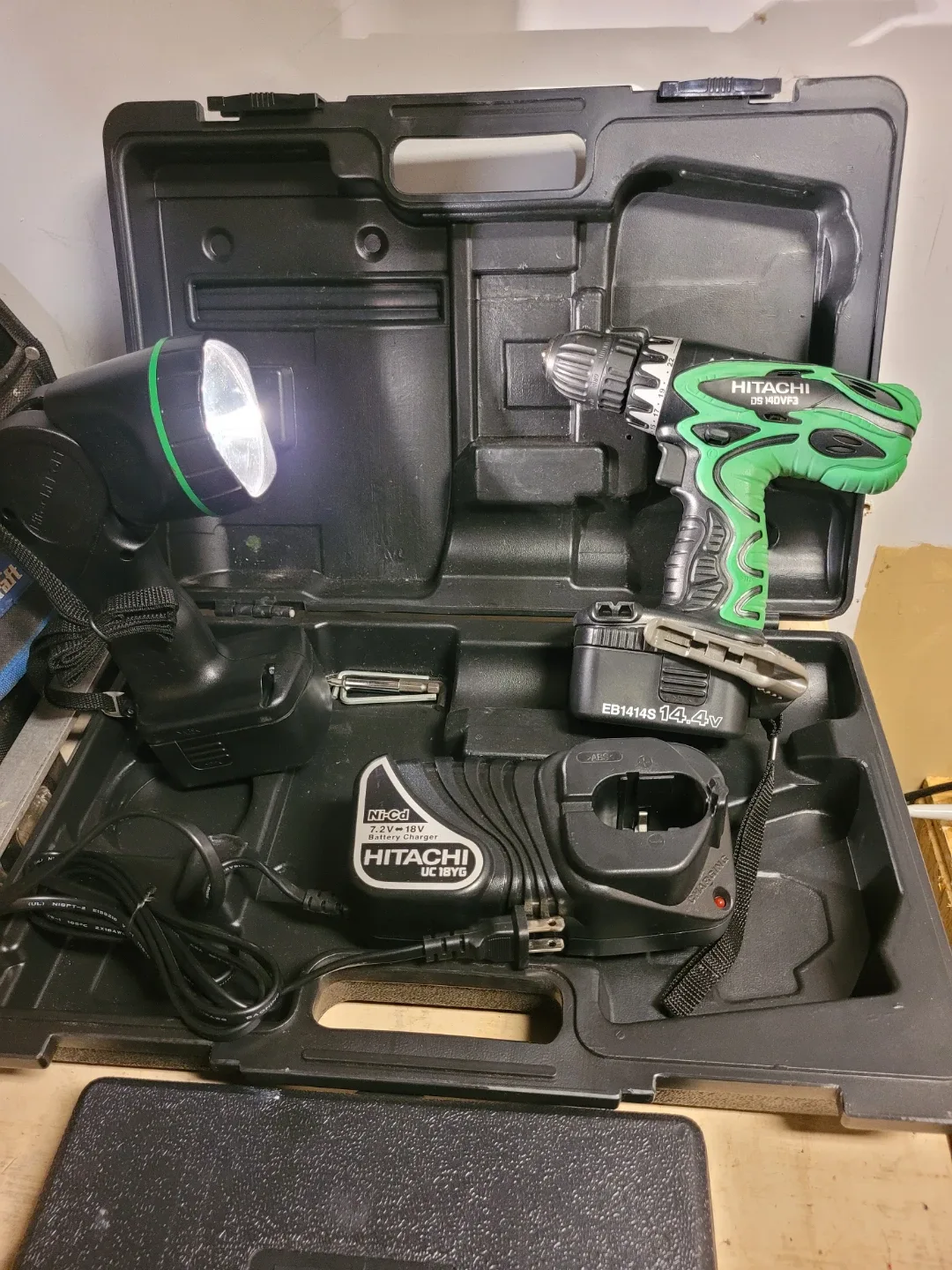 Hitachi 18V Cordless Drill & Flashlight Combo Kit